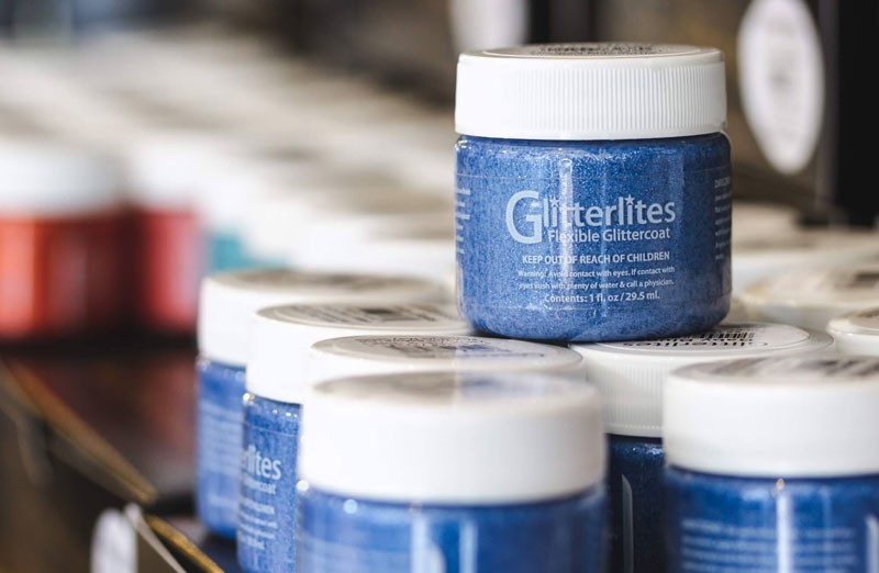 Zielona brokatowa farba do customizacji sneakrsów, jeansu i tkanin. holograficzna farba brokat.