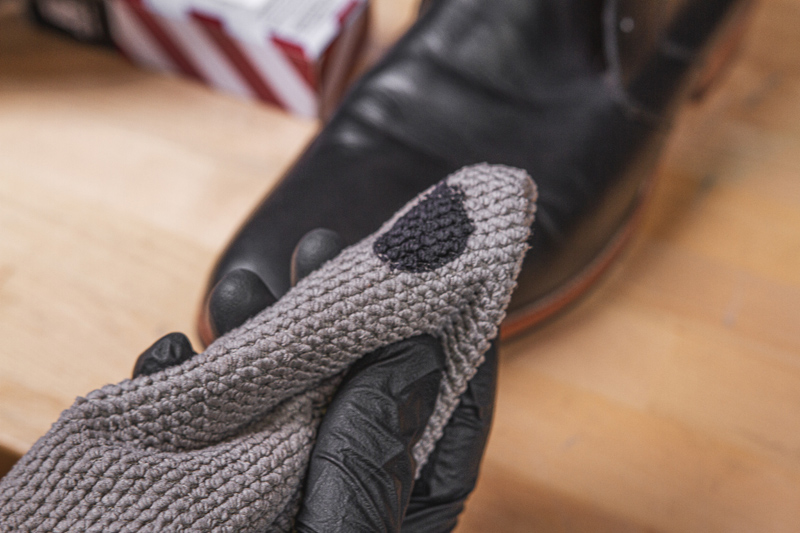 Jak pielęgnować czarne skóry, obuwie