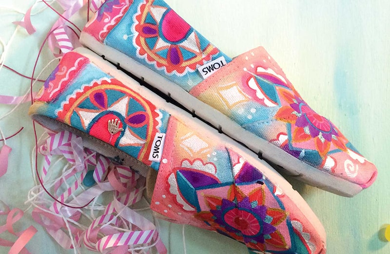 Żółtozłota farba do customizacji tkanin i jeansu. Farba na bazie wody do personalizacji tenisówek.