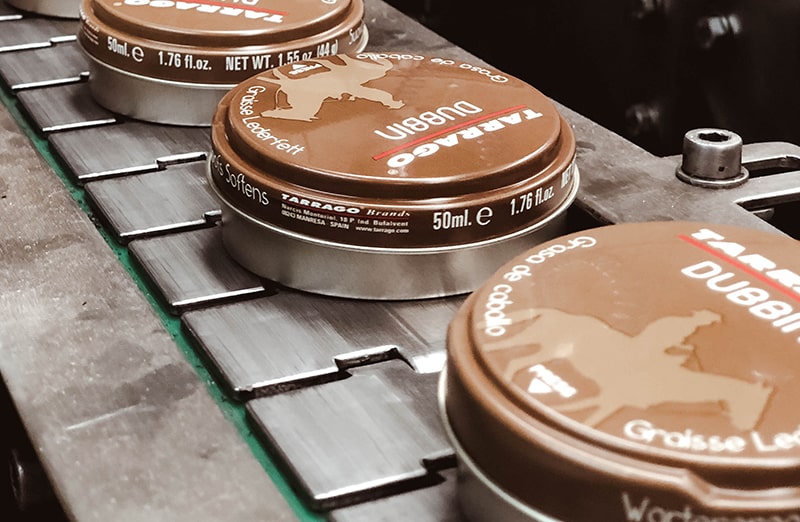 czarny tłuszcz do skór chroni przed pęknięciami. Dzięki niemu skóra zachowuje swoją wodoodporność oraz elastyczność, co przedłuża jej żywotność.