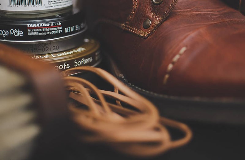 Wysokiej jakości czarny tłuszcz do skór głęboko odżywia i zmiękcza skórę, skutecznie chroniąc ją przed pęknięciami.