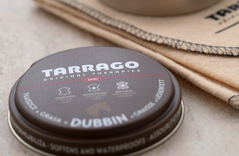 czarny tłuszcz do skór chroni przed pęknięciami. Dzięki niemu skóra zachowuje swoją wodoodporność oraz elastyczność, co przedłuża jej żywotność.