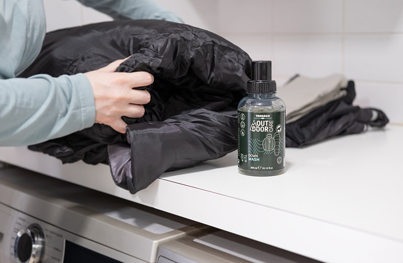 Down Wash to wysokowydajny płyn stworzony z myślą o skutecznym czyszczeniu i konserwacji odzieży oraz sprzętu outdoorowego z wypełnieniem puchowym