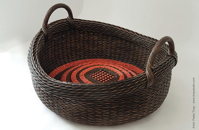 Koszyk barwiony różowym barwnikiem podstawowym – nasycone kolory do scrapbookingu i rękodzieła.