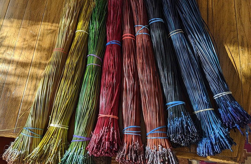 Farbowanie różowym barwnikiem podstawowym – intensywny kolor na włóknach akrylowych