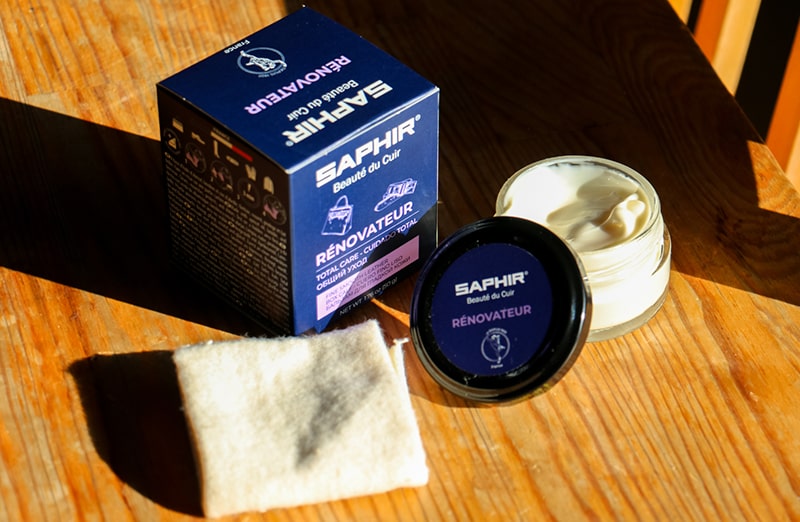 Renowacja eleganckich butów skórzanych przy pomocy kremu do obuwia i skór saphir bdc renovateur cream, czyszczenie obuwia, natłuszczanie, odżywianie skóry