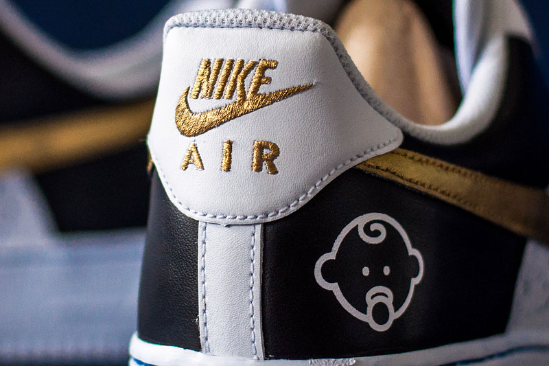 Złota metaliczna farba akrylowa do customizacji sneakersów, odzieży i akcesoriów
