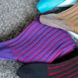 Eleganckie skarpety, garniturowe skarpety męskie Viccel Shadow fioletowo czerwone. Skarpetki z wydzieleniami idealne na prezent. Do garnituru, do jeansu, do chinosów.