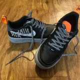 Odblaskowe płaskie sznurowadła czarne, stworzone do popularnych modeli Nike air max 90
czy innych modeli Nike