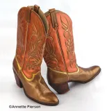 Perłowe i metaliczne Farby akrylowe do personalizacji butów, jeansowych katan, skórzanych kurtek, plecaków, czapek, t-shirtów i innych akcesoriów.