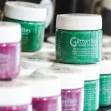 Metaliczna farba brokatowa do malowania butów, katan jeansowych, koszulek, plecaków, toreb, torebek i akcesoriów.