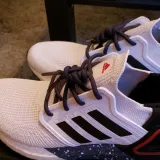 Siwe okrągłe sznurowadła stworzone  do popularnych modeli Adidas Yeezy 350 Boost czy Adidas NMD