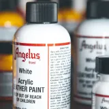 Biała farba akrylowa do renowacji toreb Angelus White. Farba do torebek, butów, jeansu, czapek i akcesoriów.