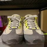Białe odblaskowe okrągłe sznurowadła do sneakersów. Sznurowadła do Adidas Yeezy boots. Sznurówki do butów do biegania, sznury, lace, laces. Custom, customizacja. Rzemyki, rzemienie. Sznurófki. Sznuruwki. Białe odblaskowe sznurówki Lacelab. Odblaskowe białe sznurowadła Lace lab.
