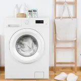 Płyn nie zawierający chloru, wybielacz i środek wybielający, który został specjalnie opracowany, aby rozjaśnić brudne białe tkaniny, a także usunąć wszelkie żółknięcia i przebarwienia.