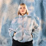 Uniwersalny niebieski barwnik do tkanin syntetycznych.