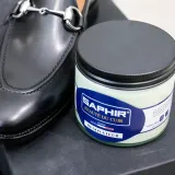 Renowacja eleganckich butów skórzanych przy pomocy kremu do obuwia i skór saphir bdc renovateur cream, czyszczenie obuwia, natłuszczanie, odżywianie skóry