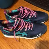 Odblaskowe różowe okrągłe sznurowadła,  stworzone  do popularnych modeli Yeezy boots
czy innych modeli Adidasa.