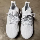 Białe sznurowadła płaskie do butów Adidas Ultra Boost. Sznurówki do customizacji sneakersów NMD