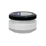 Sneaker Cream – specjalistyczny krem do sneakersów, który odżywia, nabłyszcza i chroni skórę. Dzięki wysokiej zawartości pigmentu idealnie renowuje zniszczone obuwie, przywracając im pierwotny wygląd. Idealny do skór gładkich.