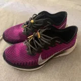 Odblaskowe okrągłe czarne sznurowadła,  stworzone  do popularnych modeli Yeezy boots
czy innych modeli Adidasa.