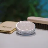 Przyjazny dla środowiska wysokiej jakości olej do butów przeznaczony do pielęgnacji skór wegańskich, gładkich i olejowanych.