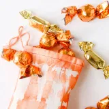 Pomarańczowe pigmenty do personalizacji obuwia, katan, jeansu, sneakersów, kurtek