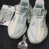 Odblaskowe okrągłe białe sznurowadła,  stworzone  do popularnych modeli Yeezy boots
czy innych modeli Adidasa.