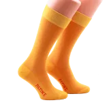 żółte w czerwoną mereżkę skarpety męskie