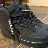 Czarne sznurowadła Lace Lab. Sznurówki do customizacji sneakersów - nike, off-white