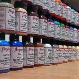 Farby akrylowe do customizacji sneakersów i jeansu. Farby do malowania skór licowych i tkanin.