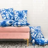 Niebieski barwnik, granatowy pigment indygo tie dye. Farbowanie tkanin, tekstyliów, odzieży, ubrań.