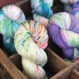 Liliowy Barwnik Jacquard Acid to wysoce skoncentrowane, sproszkowane barwniki na gorącą wodę do odzieży, butów i tekstyliów