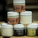 Akrylowe pomaranczowe brokatowe farby do malowania butów i ubrań wykonanych ze skór i tekstyliów. Customizacja i personalizacja.