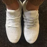Okrągłe sznurowadła siwe białe stworzone do popularnych modeli Adidas Yeezy 350 Boost czy Adidas NMD