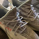 Okrągłe sznurowadła siwo białe stworzone do popularnych modeli Adidas Yeezy 350 Boost czy Adidas NMD