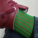 Casualowe męskie skarpety zielono czerwone Shadow. Podkolanówki do trampek i butów eleganckich.