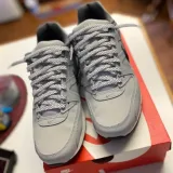 Odblaskowe płaskie sznurowadła białe,  stworzone  do popularnych modeli Nike air max 90s
czy innych modeli nike, adidas