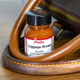 Brązowa farba akrylowa do renowacji toreb Angelus Dark Brown. Farba do torebek, butów, jeansu, czapek i akcesoriów.