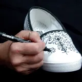 Jacquard Tee Juice Fine Point Fabric Art Marker to brązowy pisak o wysokiej gęstości, idealny do tworzenia ręcznie rysowanych grafik, rysunków na tkaninach, odzieży.