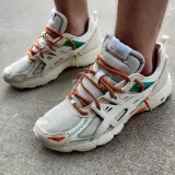 Pomarańczowe odblaskowe okrągłe sznurowadła,  stworzone  do popularnych modeli Yeezy boots czy innych modeli Adidasa.