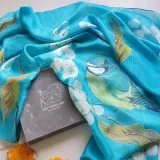 Ręcznie malowana jedwabna poszetka farbami jacquard silk label. Barwniki do jedwabiu.