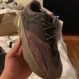 Okrągłe oliwkowo czarne sznurowadła stworzone  do popularnych modeli Adidas Yeezy 350 Boost czy Adidas NMD