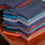 Eleganckie luksusowe podkolanówki i skarpetki męskie - pomysł na prezent. czarne z czerwonymi wydzieleniami