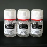 Zmywacz do skór licowych stosujemy przed malowaniem w celu usunięcia zabrudzeń, tłuszczu i wykończenia.