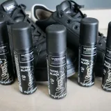 Czarna pasta w płynie do sneakersów, która niweluje przebarwienia, odbarwienia, rysy i niedoskonałości.