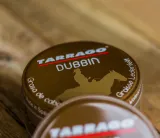 Czarny tłuszcz do skór – skuteczna ochrona przed pęknięciami, zapewniająca wodoodporność i elastyczność skóry. Idealny do pielęgnacji obuwia i akcesoriów skórzanych.