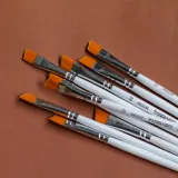 Skośny pędzel TARRAGO SNEAKERS Paint Brush Angular 1/2 Flat jest najchętniej stosowany do customizacji butów, jeansowych kurtek, bawełnianych bluz,