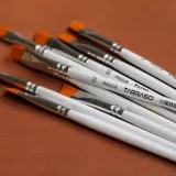 uniwersalne pędzelki z charakterystycznym syntetycznym płaskim włosiem ściętym skośnie ułatwią Ci tworzenie obrysów, wypełnianie małych obszarów