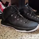 Siwo czarne okrągłe sznurowadła stworzone  do popularnych modeli Adidas Yeezy 350 Boost czy Adidas NMD